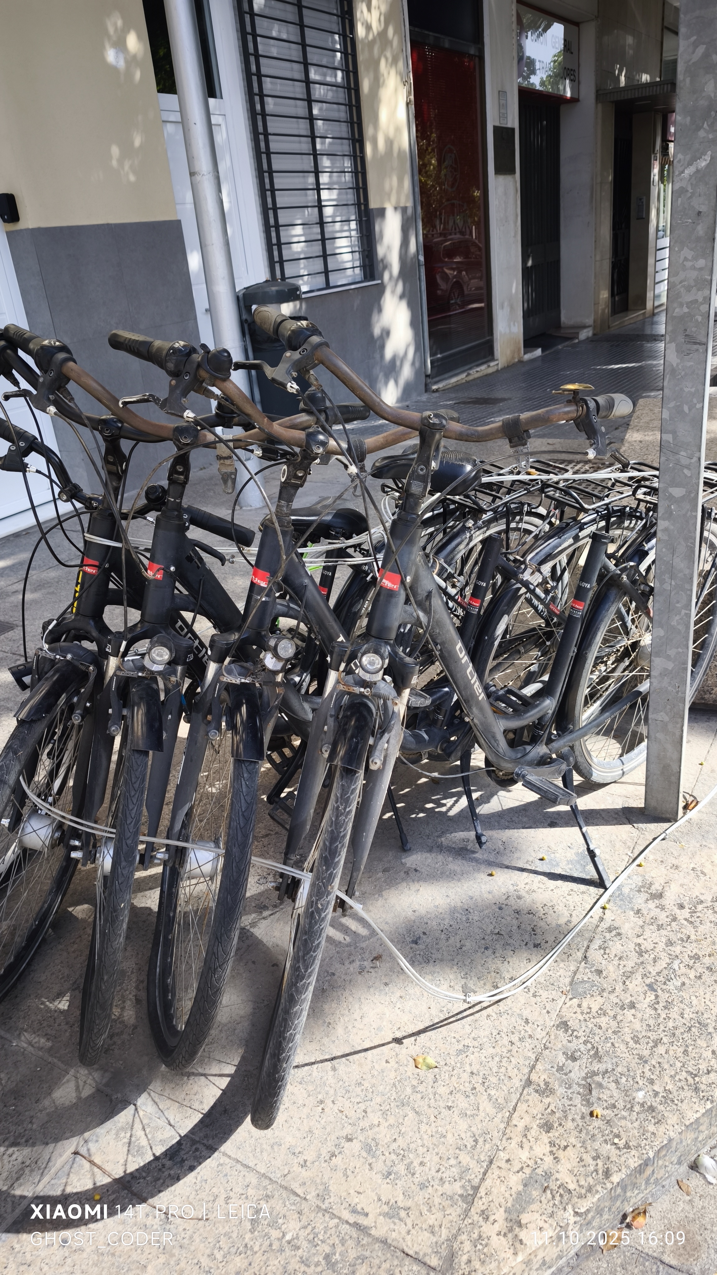 Radfahrer genießen den Sonnenuntergang auf geliehenen Bikes in Málaga
