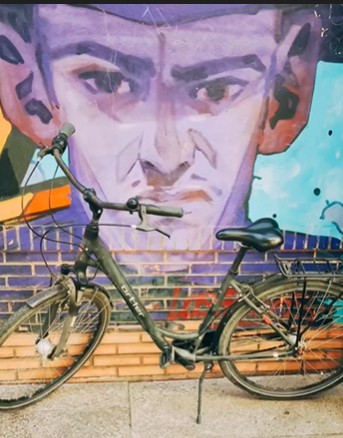 Moderne Bikes bereit für eine Tour durch Málaga